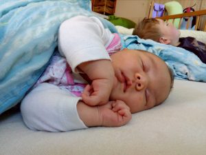 Na zahradě je mi dobře, houpu synka na houpačce a sama se houpu v bocích