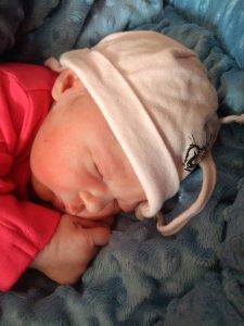 Chytá ho tatínek. Podávají mi ho. Je nádherný!.....